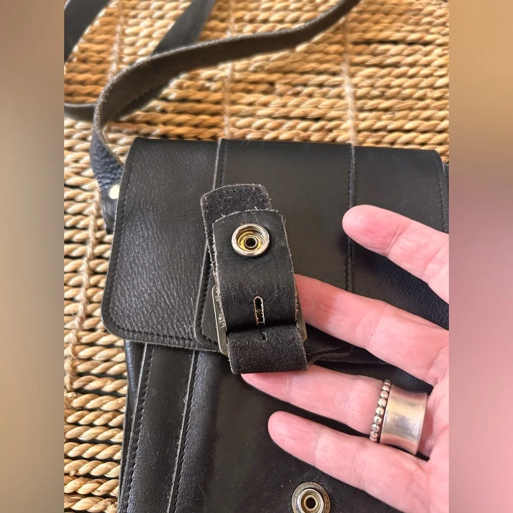 ✌️4 for $20✌️ Vintage Leather crossbody - Picture 6 of 9